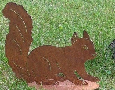 Eichhörnchen auf Platte   