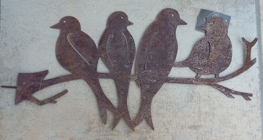 Vogelfamilie mit 4 Vögeln auf Zweig